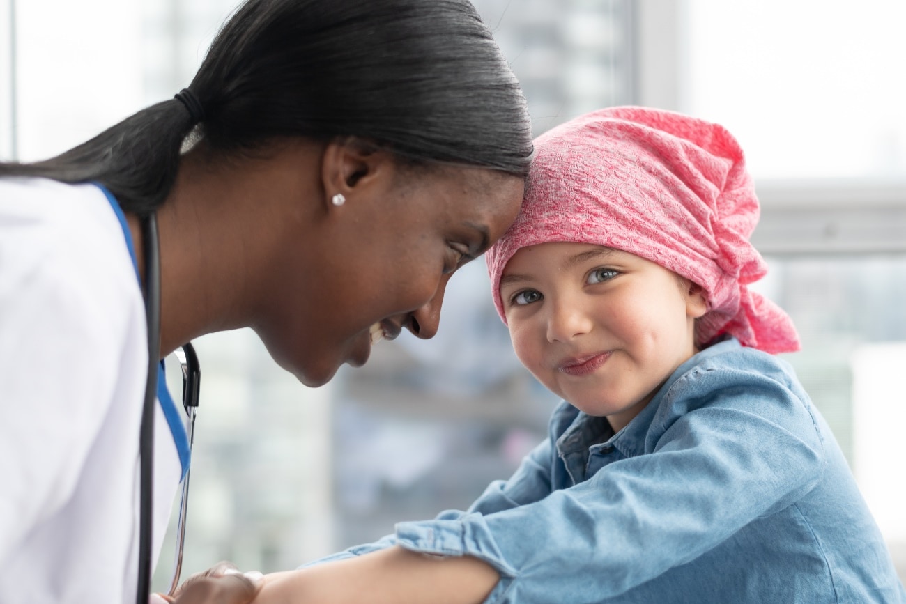 Una niña es examinada por un médico en un consultorio médico
