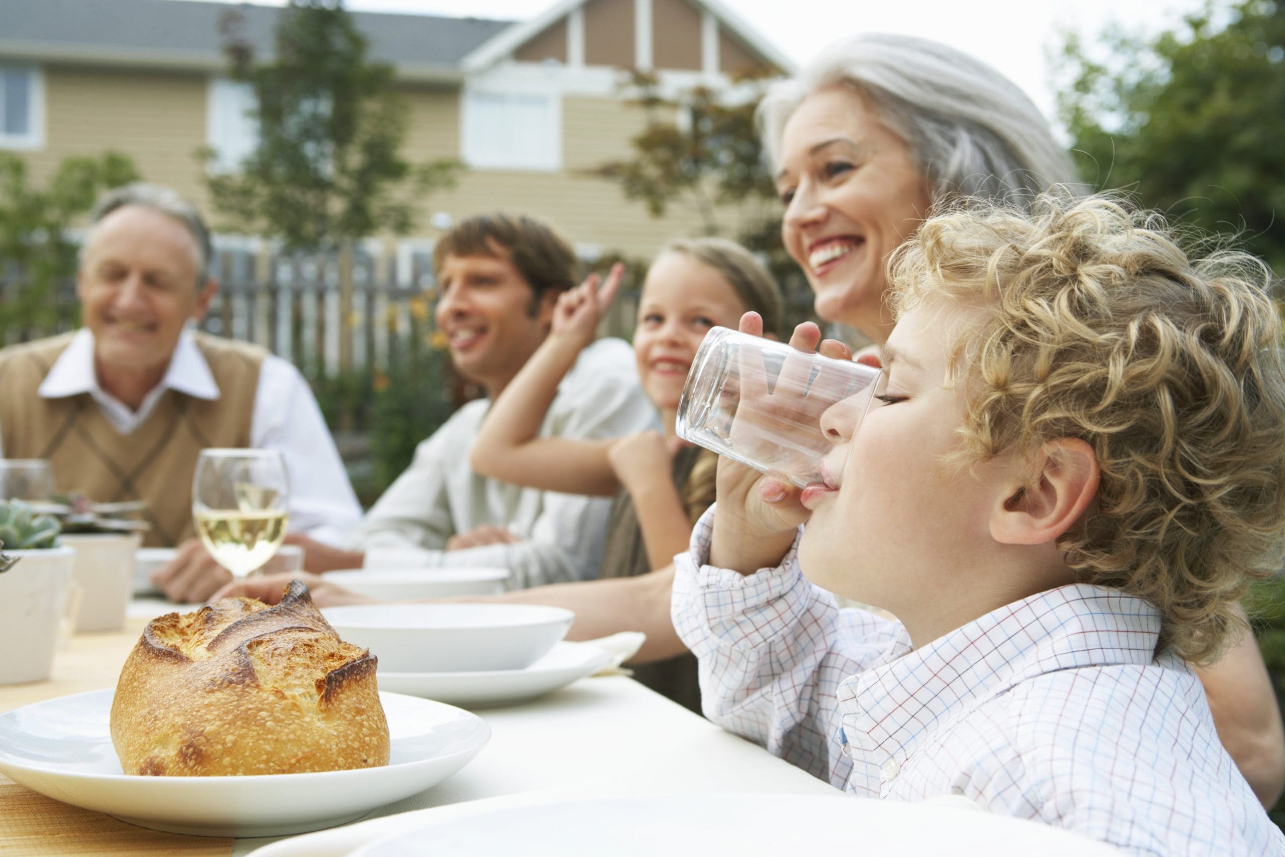 Una familia reunida alrededor de una mesa, compartiendo momentos y disfrutando de la compañía mutua.