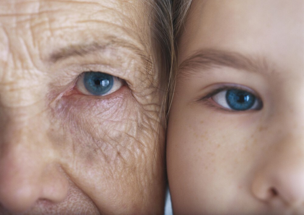 Mujer adulta y joven mirándose con afecto, representando el vínculo y cuidado entre generaciones durante tratamientos.